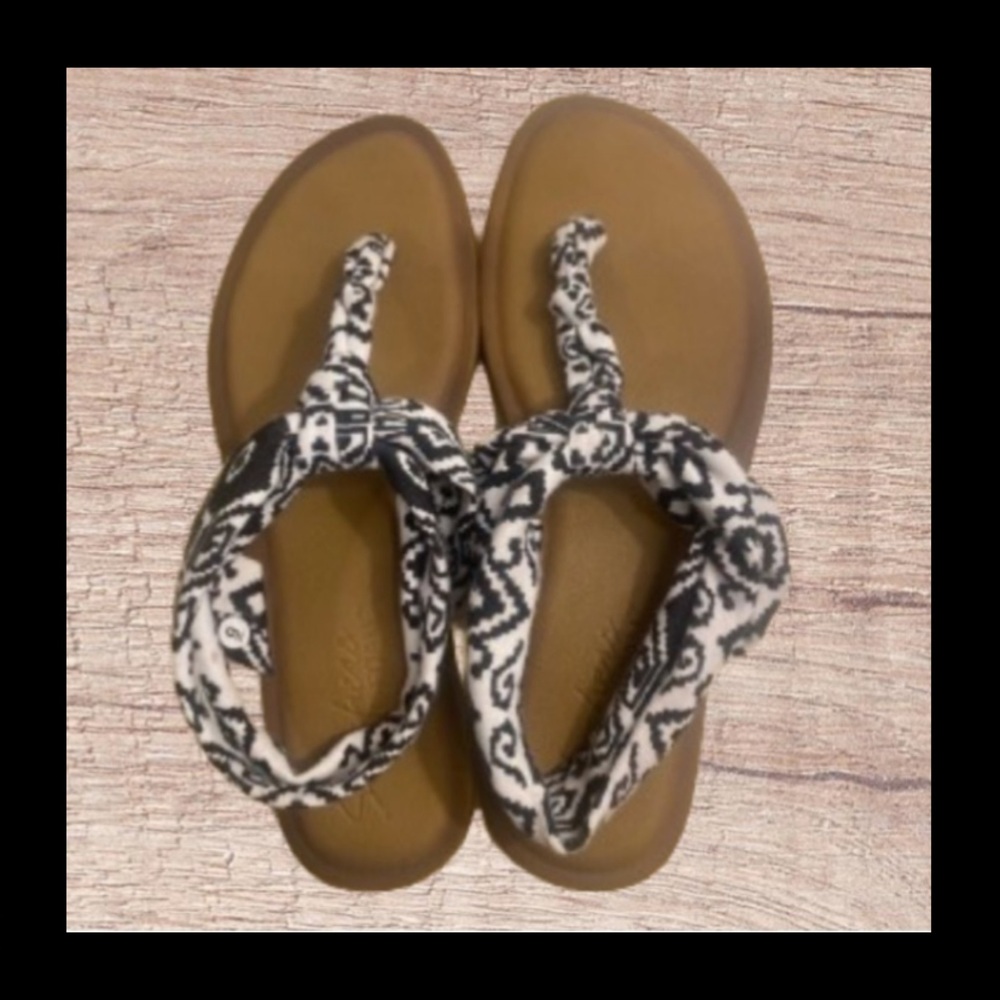 Skechers Luxe Foam Black & White Cloth Strappy Sandals Yoga Flats